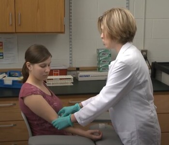 Лечение зависимости от аптечных препаратов в Карасуке Врач делает инъекцию пациентке